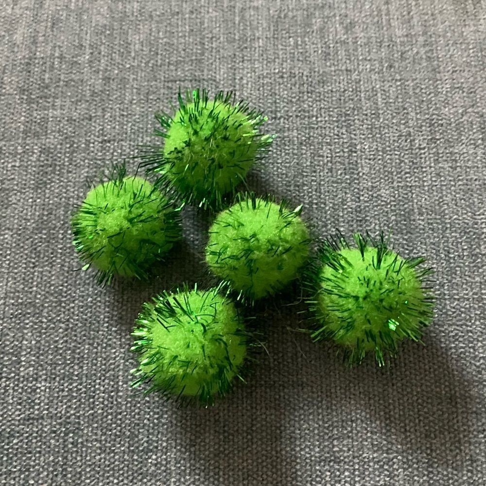 5 Green Cat Pompom Sparkle Ball Toys
